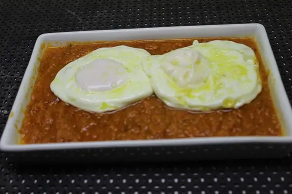 Huevos fritos con tomate