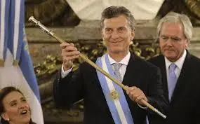 Macri debe irse? o tiene derecho a cumplir su mandato?