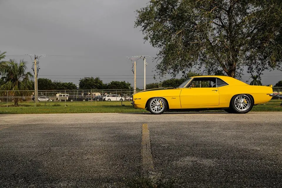 Chevrolet Camaro Z28 1969 con llantas Forgiato