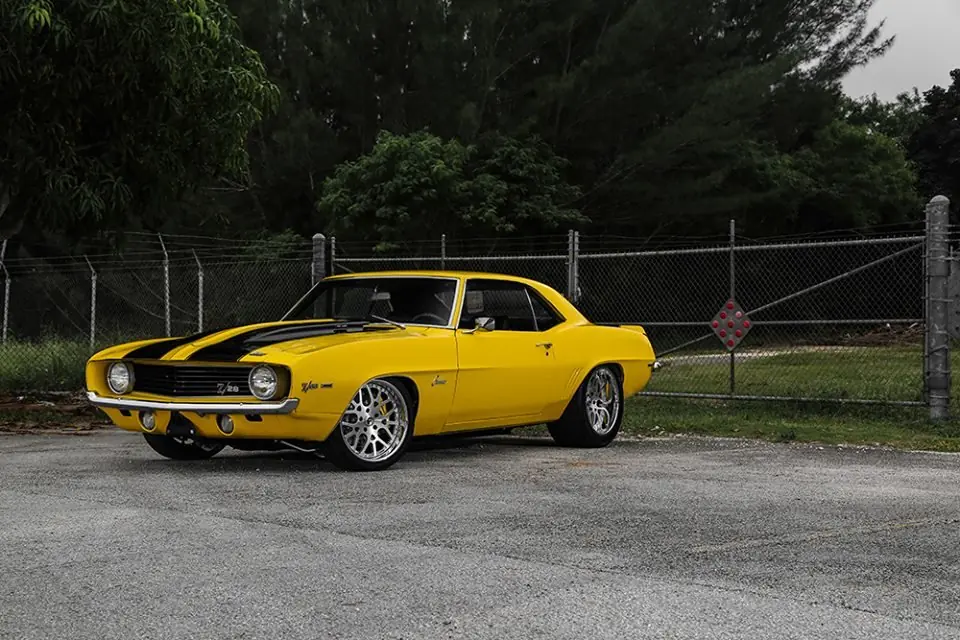 Chevrolet Camaro Z28 1969 con llantas Forgiato