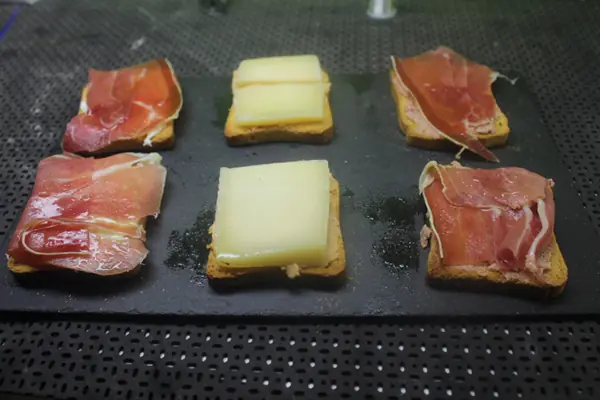 Tostadas con jamón y queso