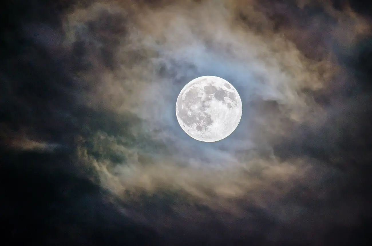 La luna tiene luz propia, enfría la materia y atrapa átomos