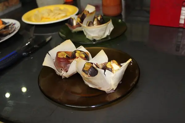 Higos con jamón y queso en pasta wonton