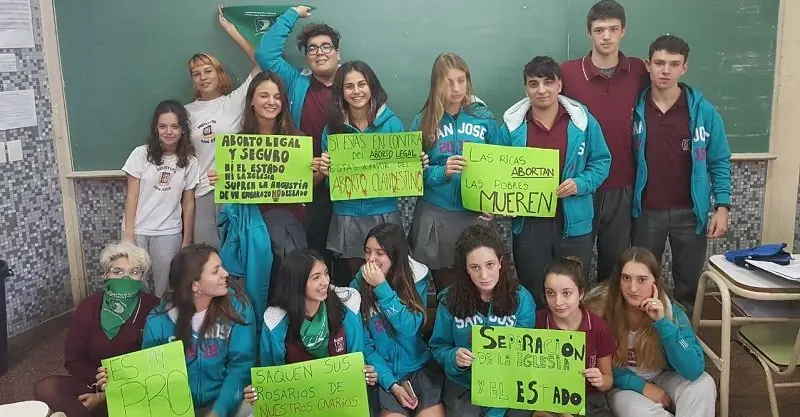 Pidamos educación libre de adoctrinamiento
