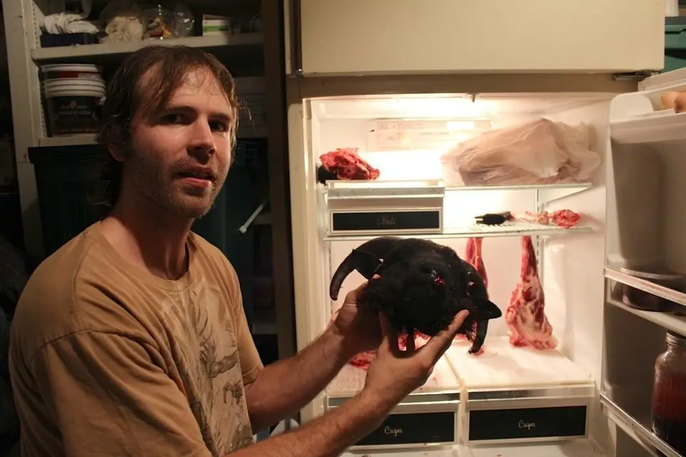 El hombre que comía carne cruda actualmente
