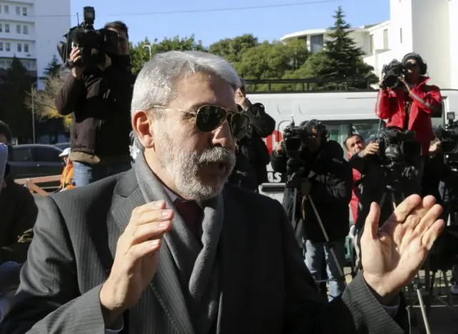 Aníbal y Parrilli están nerviosos. Les llega la hora