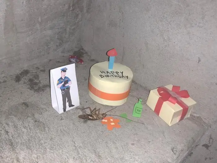Una cucaracha muerta y un asesino misterioso