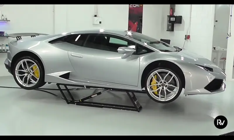 Asi se lava un Lamborghini