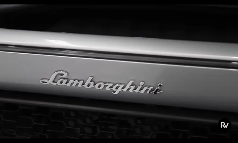 Asi se lava un Lamborghini