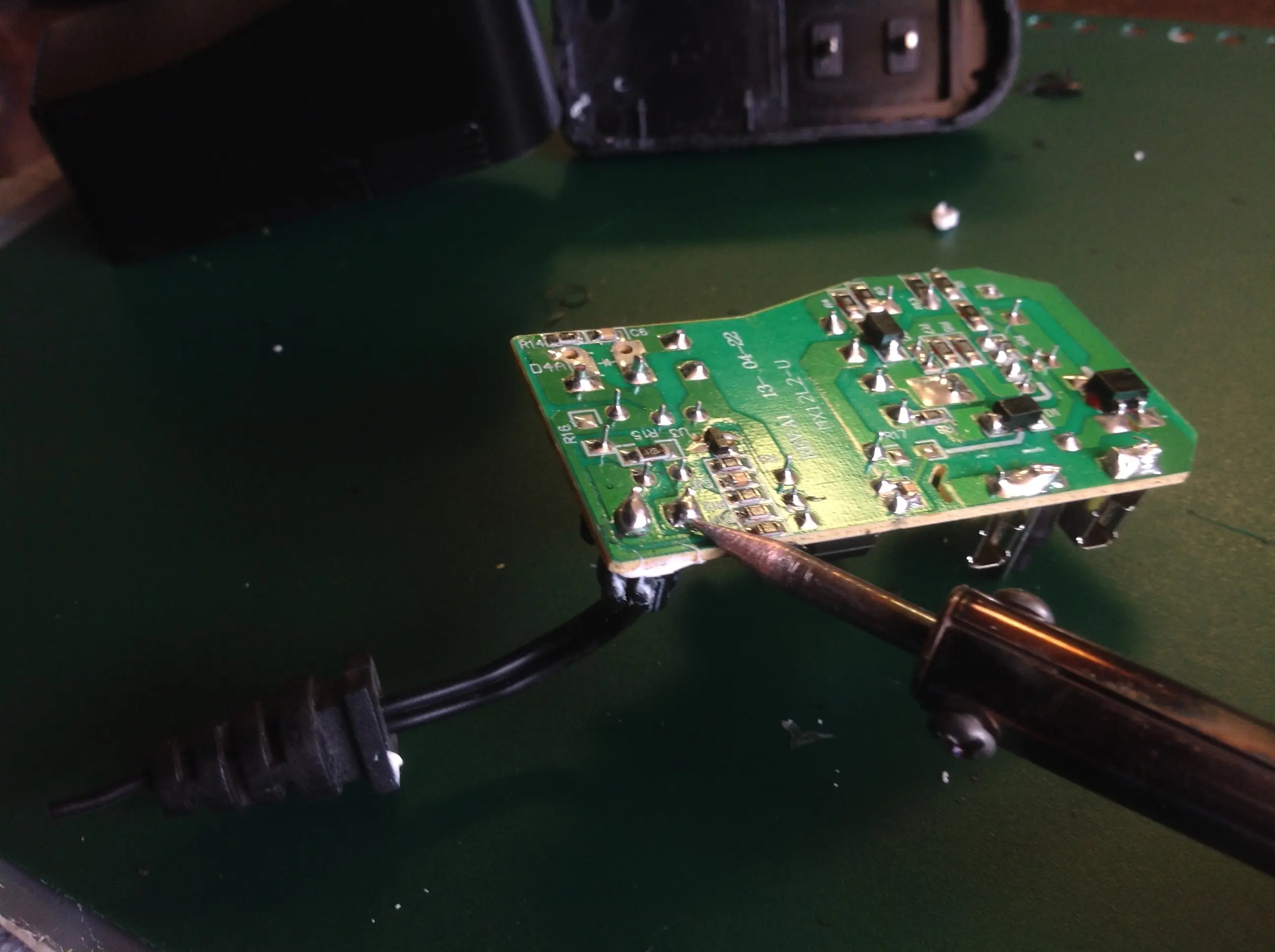 ¿Cargador con cable roto? ¡Repáralo! es sencillo.