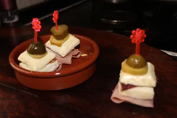 Pinchos de huevos cuadrados y jamón
