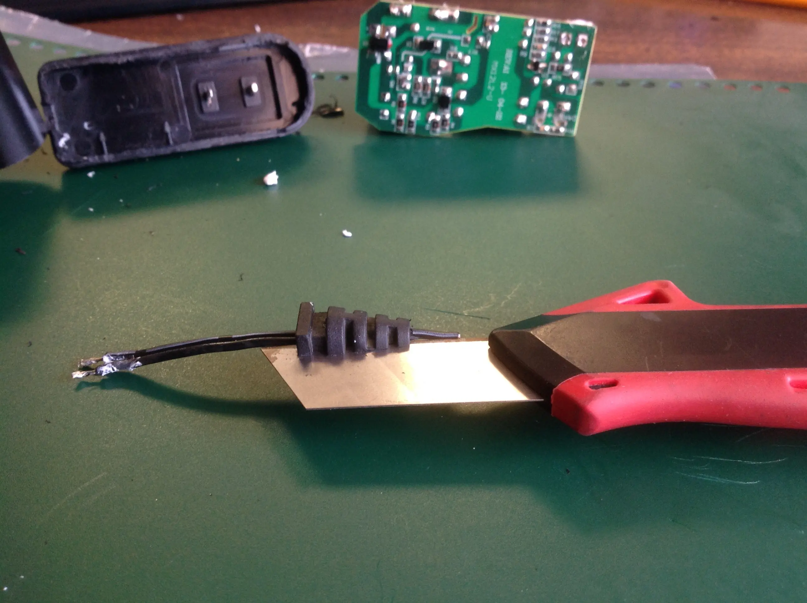 ¿Cargador con cable roto? ¡Repáralo! es sencillo.