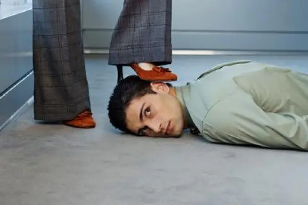 Es realmente el hombre el malo de la película