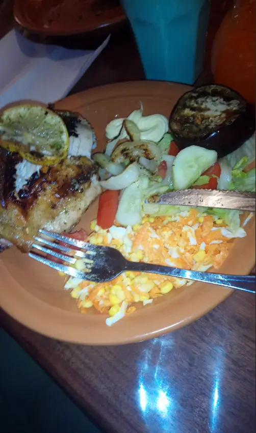 Le regalaron pollo a mi vieja, y lo hice a las brasas