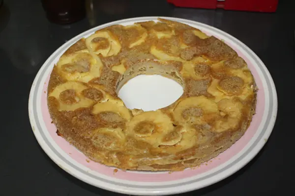 Rosca de espelta con gambas y manzanas