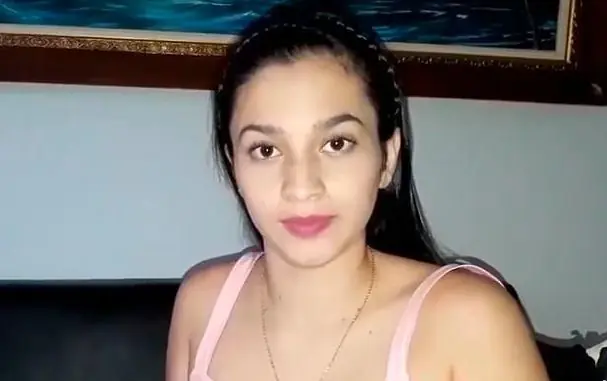 Se tatuó un seno y se quedó sin bebé ni poder caminar