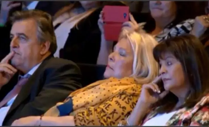 Carrió se durmio en pleno discurso de Macri