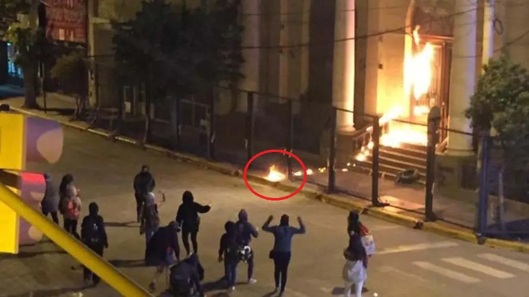 Horror! Feministas se divierten quemando a un perrito