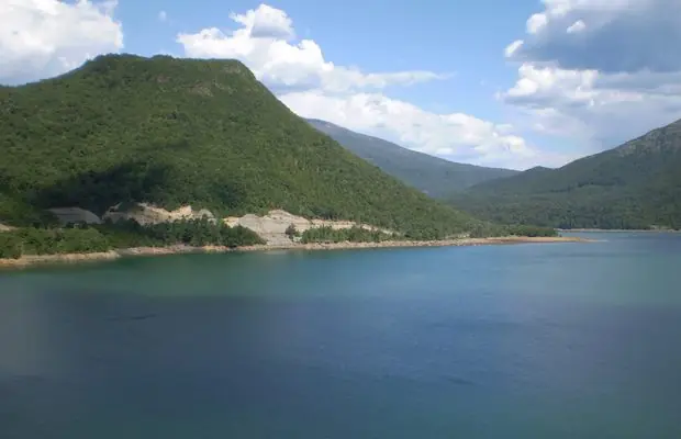 Cual es la diferencia entre lago y laguna?