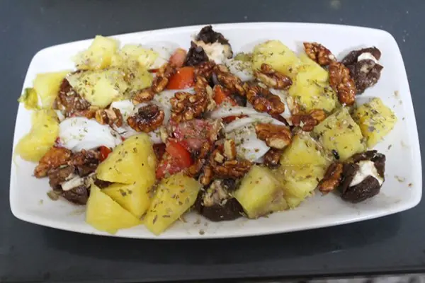 Ensalada de higos rellenos, piña y nueces