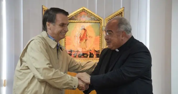 Bolsonaro firma compromiso antiaborto con la Iglesia
