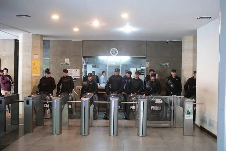 Policías toman Ministerio de Seguridad