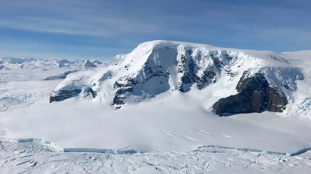 Misterioso iceberg rectangular descubierto en la Antartida