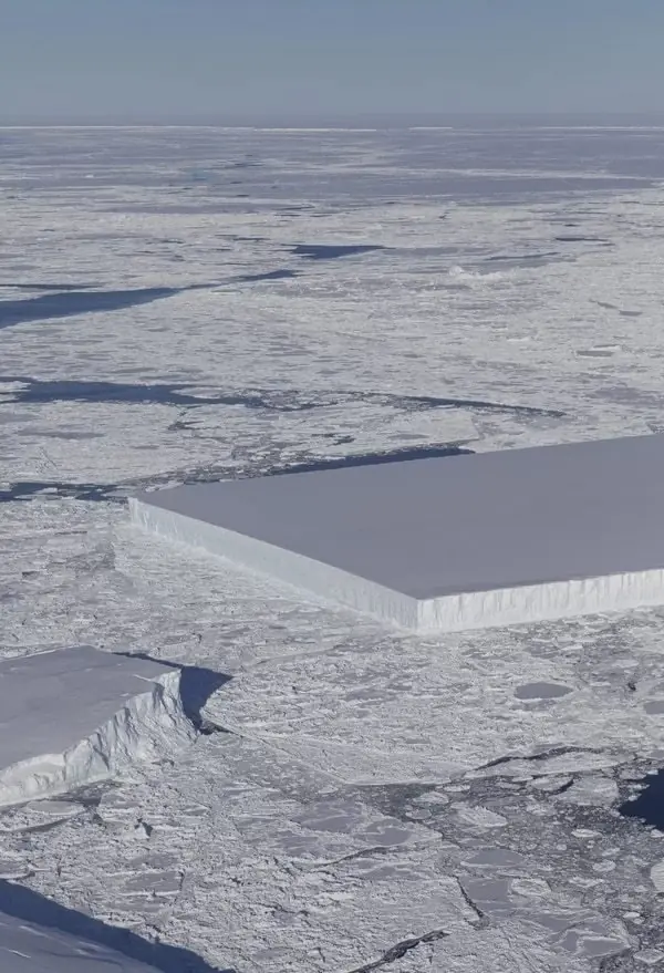 Misterioso iceberg rectangular descubierto en la Antartida