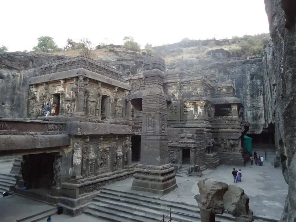 Templo de kailasa completamente tallado en roca