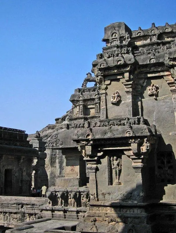 Templo de kailasa completamente tallado en roca