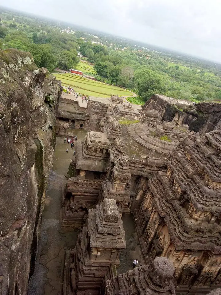Templo de kailasa completamente tallado en roca