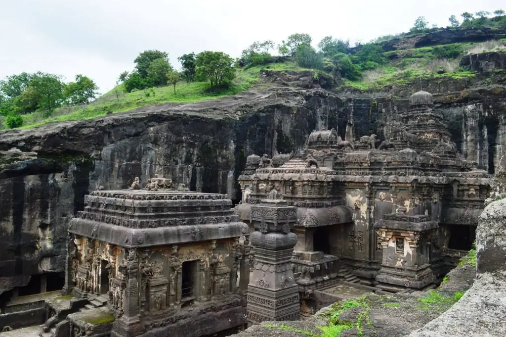 Templo de kailasa completamente tallado en roca
