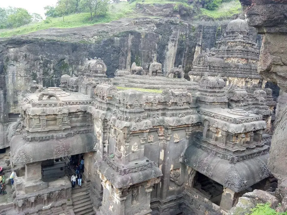 Templo de kailasa completamente tallado en roca